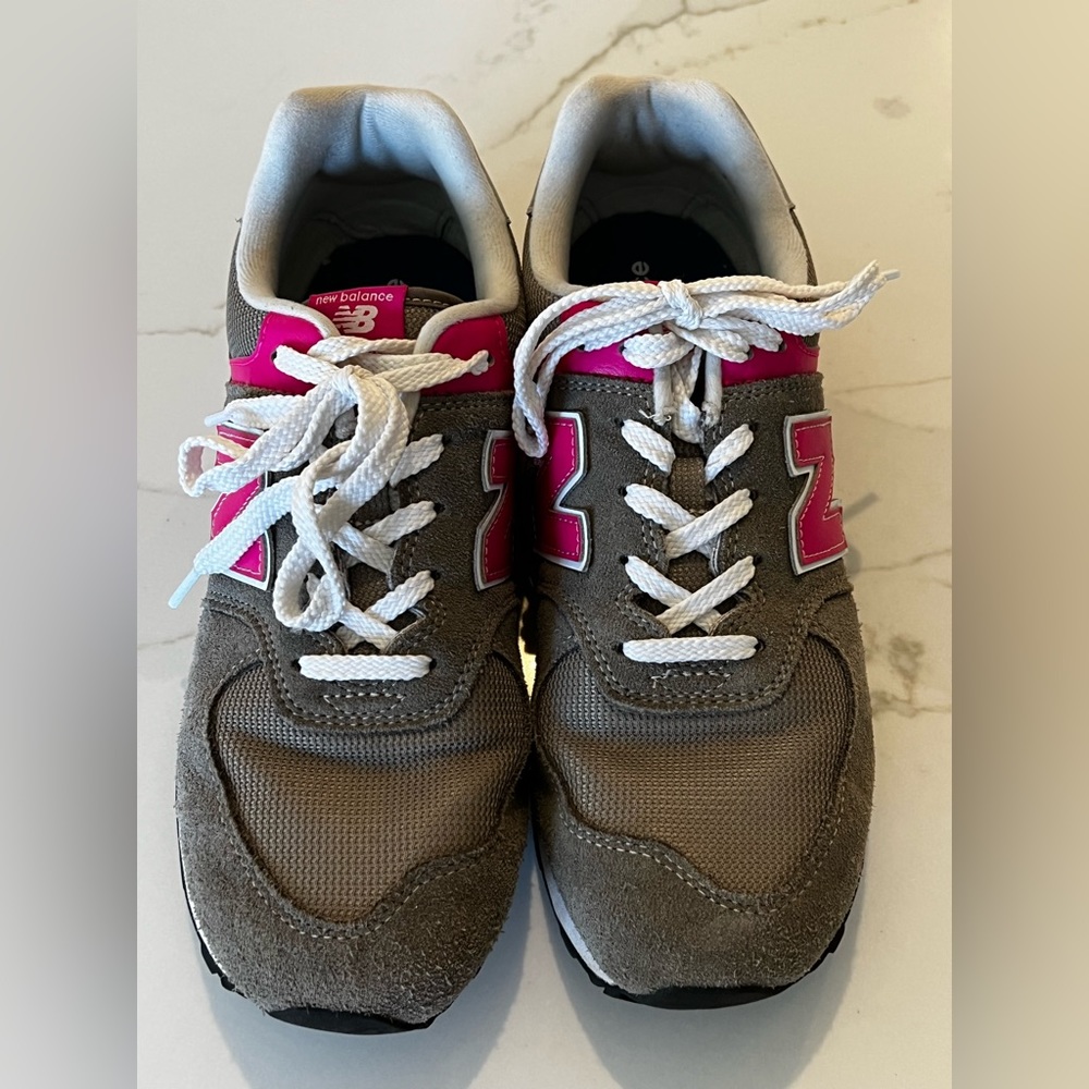 New Balance 574 Women’s Size 7 pink and grey like new barely used tennis shoes